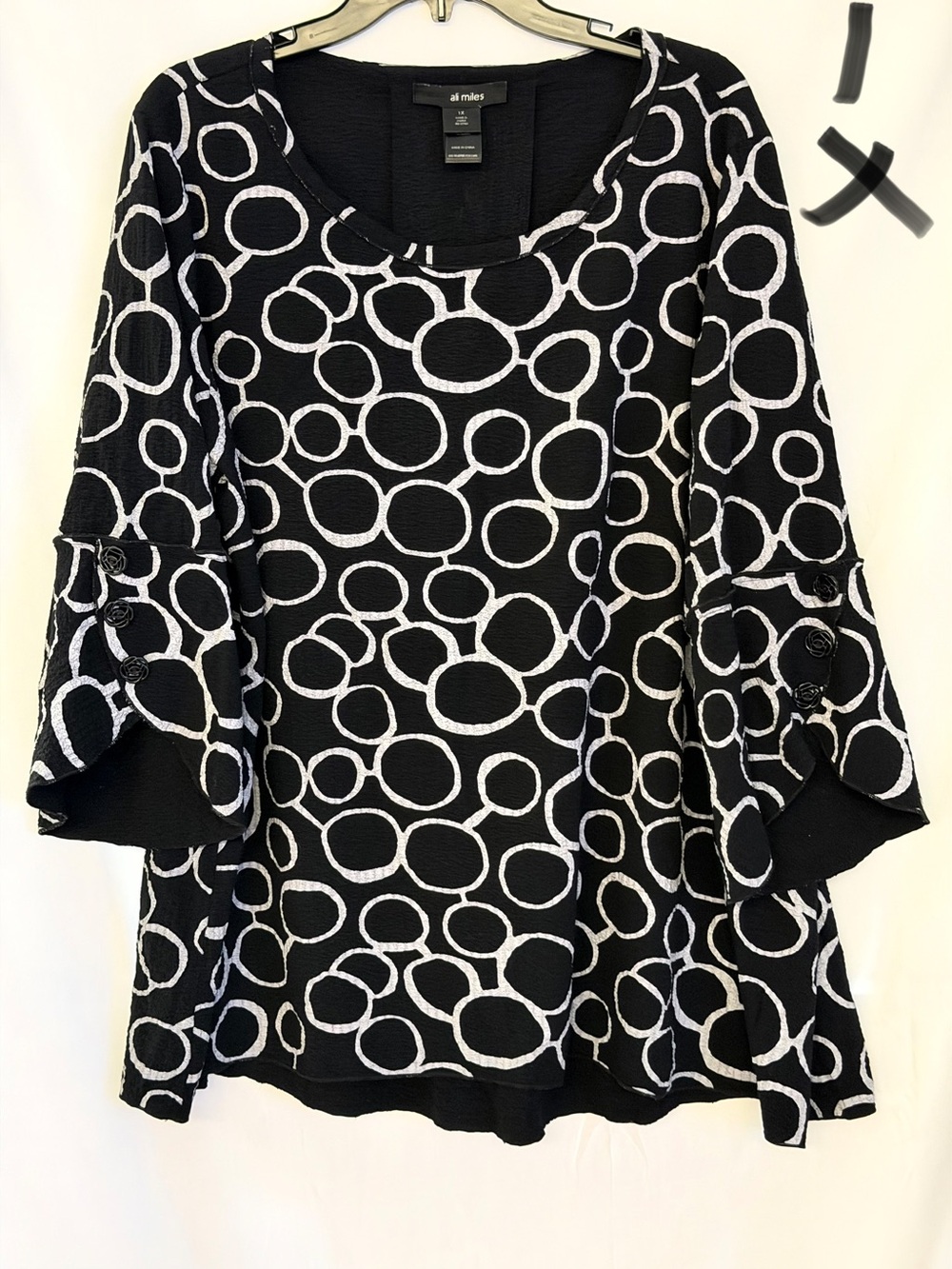 Ali Miles Black and White Circle-Print Bell Sleeve Tunic Top